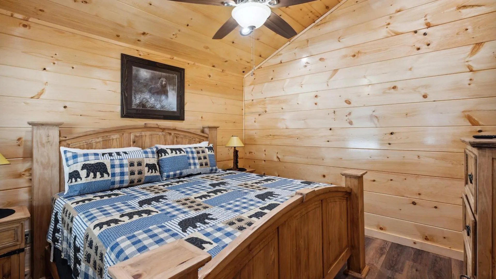 The 3 Bears Is A Newly Built 3 Bedroom Only 3 Minutes From The Parkway! Holiday home Pigeon Forge