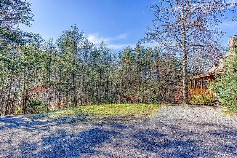 Lucky Charm Is An Inviting 3 Bedroom Retreat Nestled In The Woods Minutes From The Pkwy! Hébergement de vacances Pigeon Forge