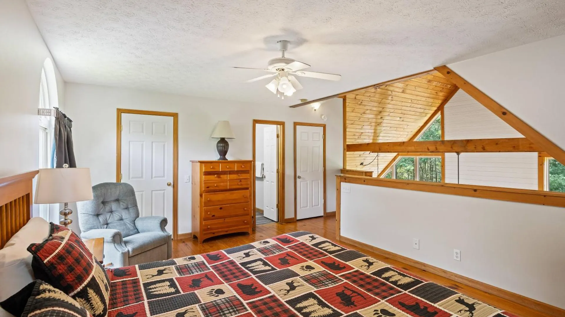 Lucky Charm Is An Inviting 3 Bedroom Retreat Nestled In The Woods Minutes From The Pkwy! * Pigeon Forge