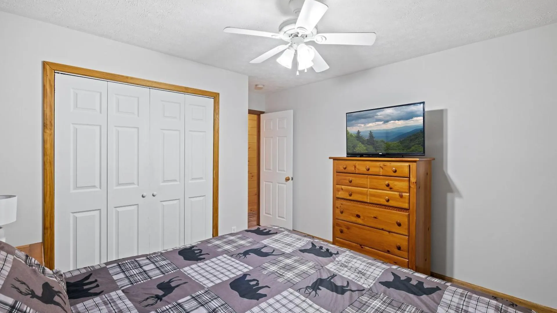 Hébergement de vacances Lucky Charm Is An Inviting 3 Bedroom Retreat Nestled In The Woods Minutes From The Pkwy!