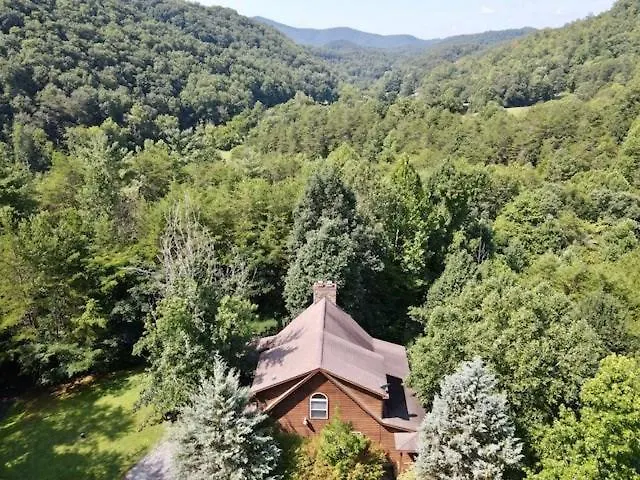 Hébergement de vacances Lucky Charm Is An Inviting 3 Bedroom Retreat Nestled In The Woods Minutes From The Pkwy! Pigeon Forge