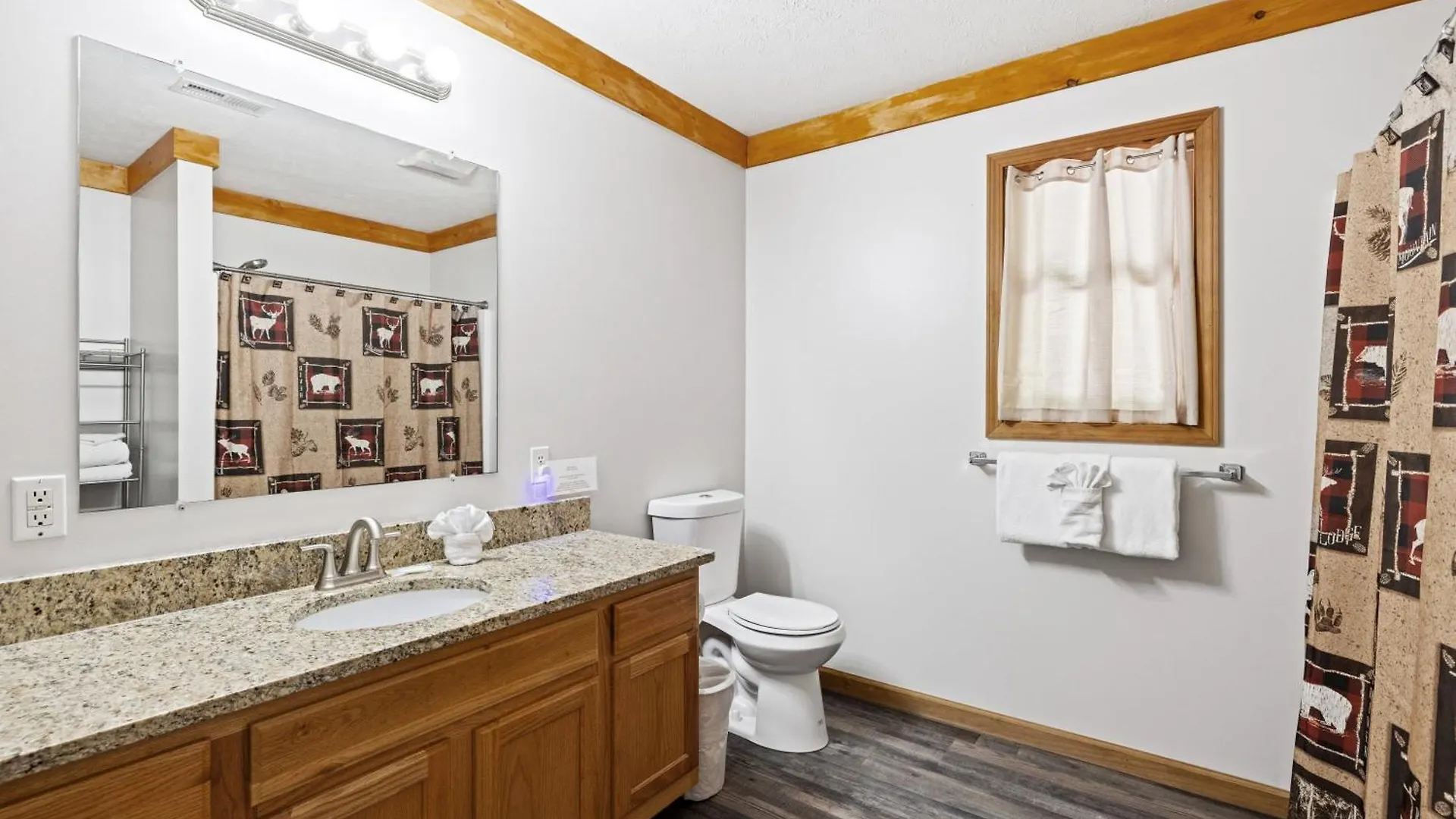 Lucky Charm Is An Inviting 3 Bedroom Retreat Nestled In The Woods Minutes From The Pkwy! Hébergement de vacances