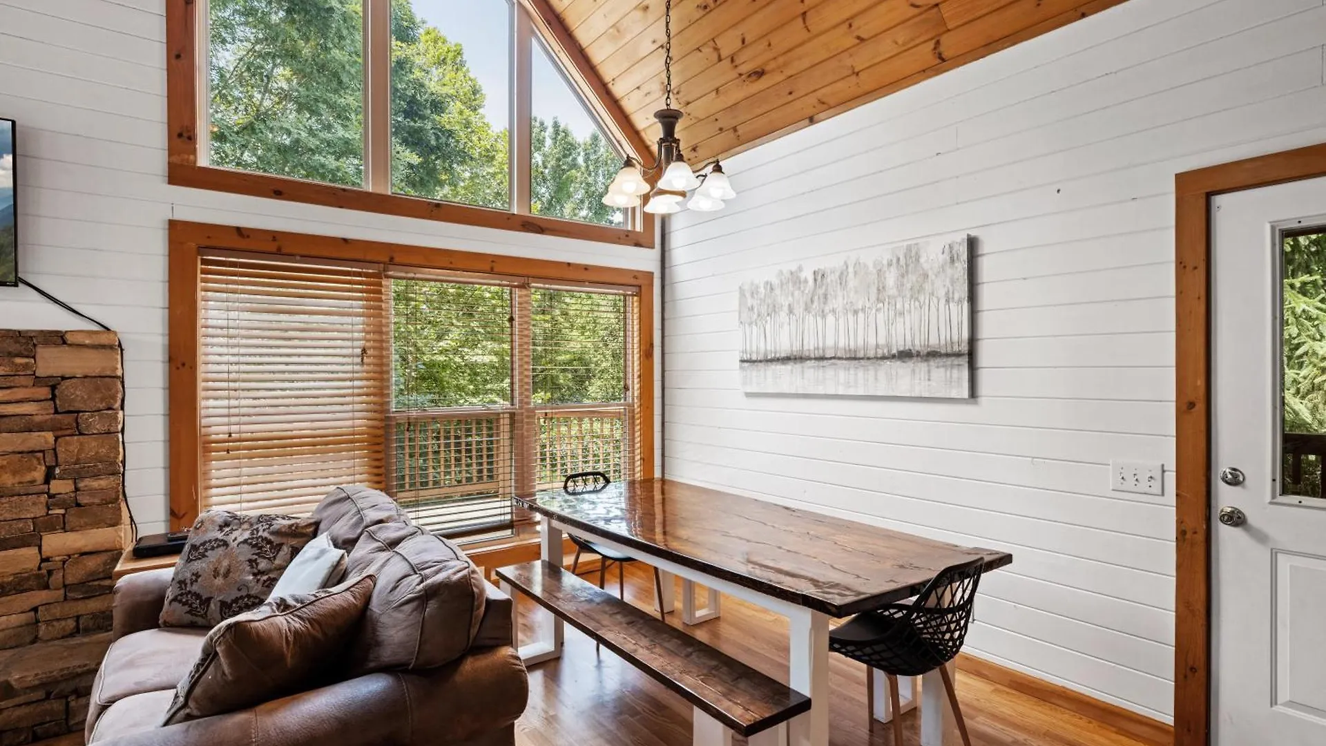 Lucky Charm Is An Inviting 3 Bedroom Retreat Nestled In The Woods Minutes From The Pkwy! Hébergement de vacances