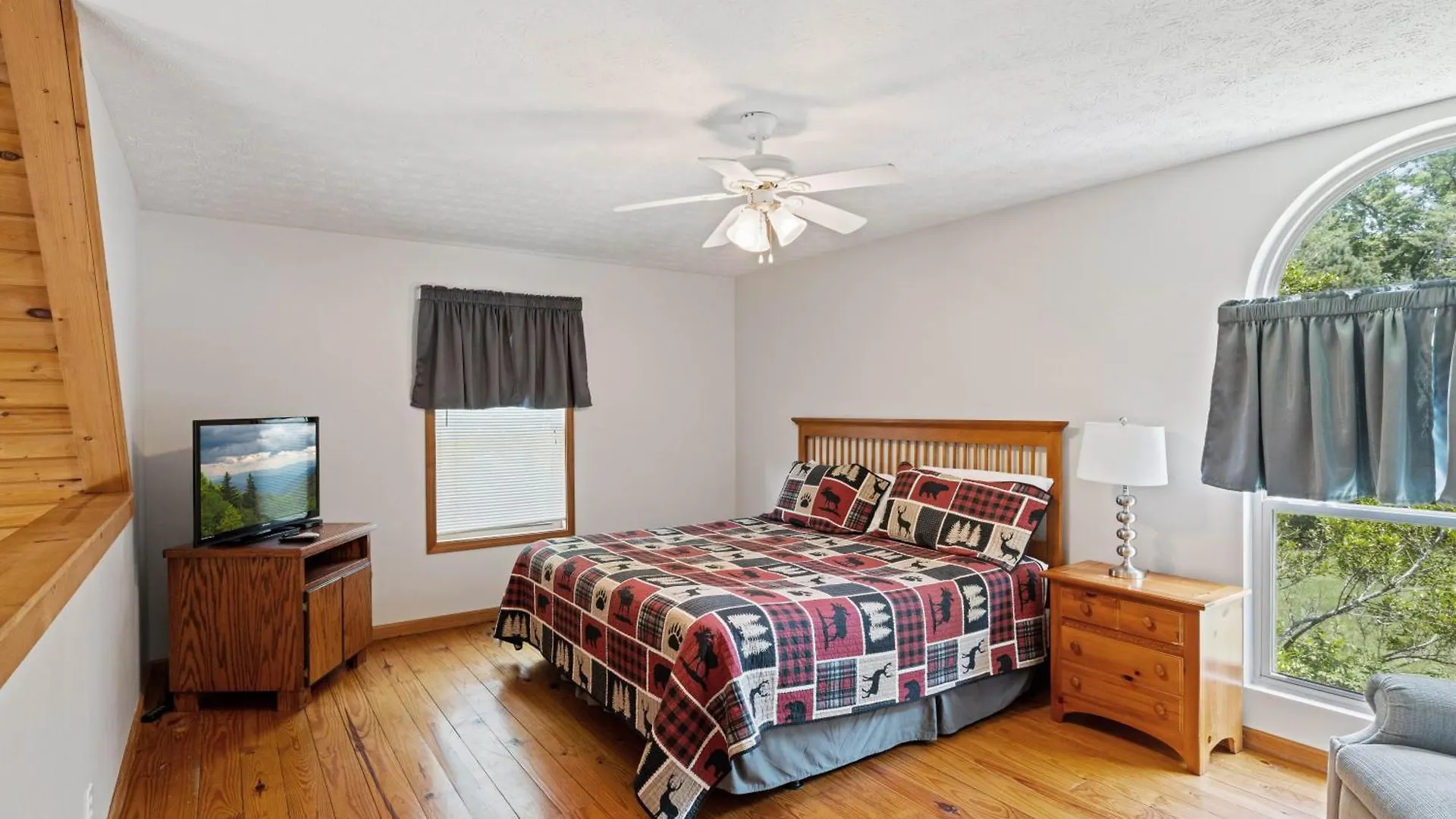 Lucky Charm Is An Inviting 3 Bedroom Retreat Nestled In The Woods Minutes From The Pkwy! Pigeon Forge