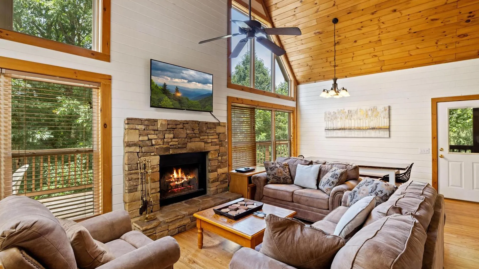Lucky Charm Is An Inviting 3 Bedroom Retreat Nestled In The Woods Minutes From The Pkwy! Pigeon Forge
