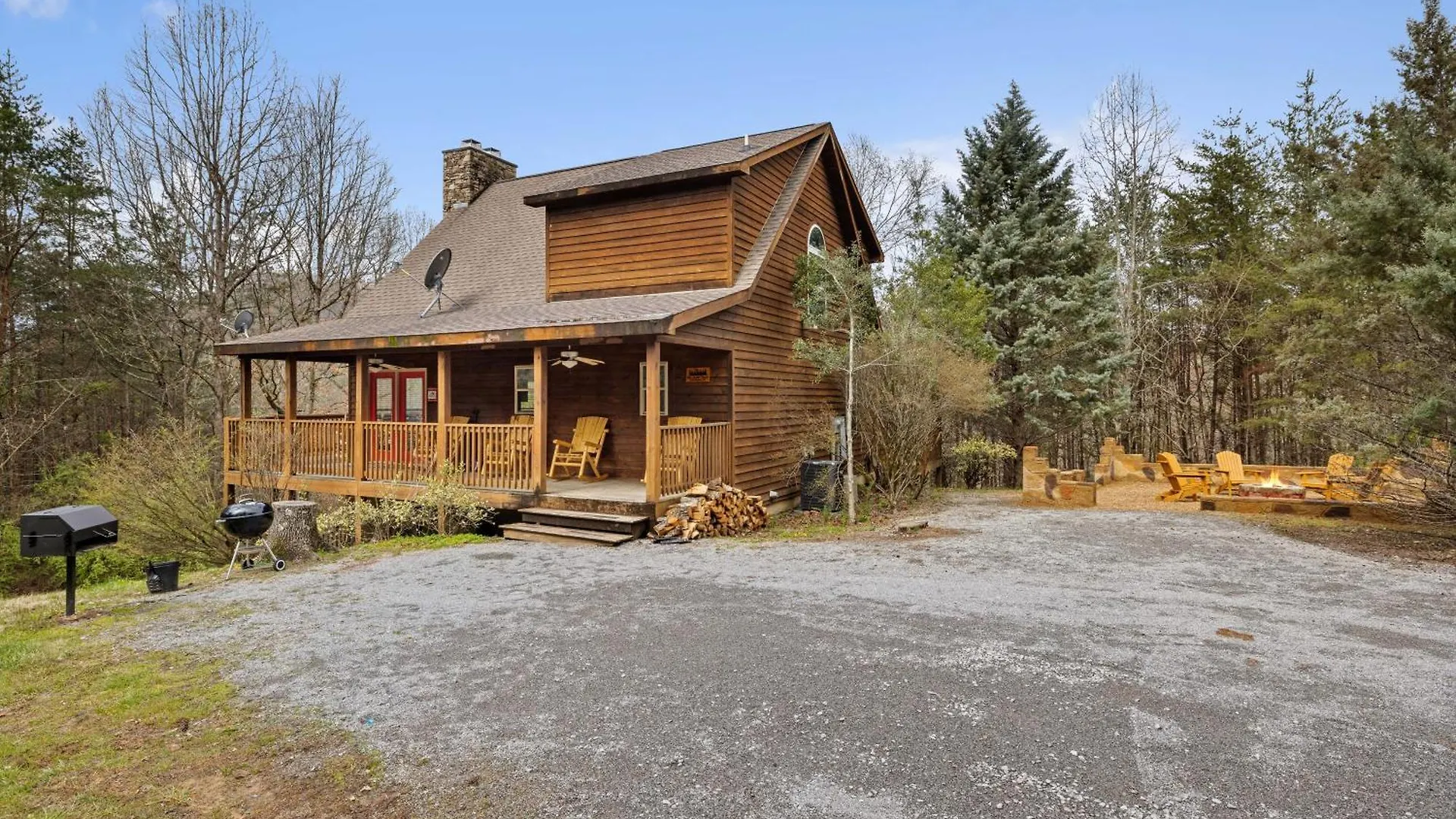 Lucky Charm Is An Inviting 3 Bedroom Retreat Nestled In The Woods Minutes From The Pkwy! * Pigeon Forge