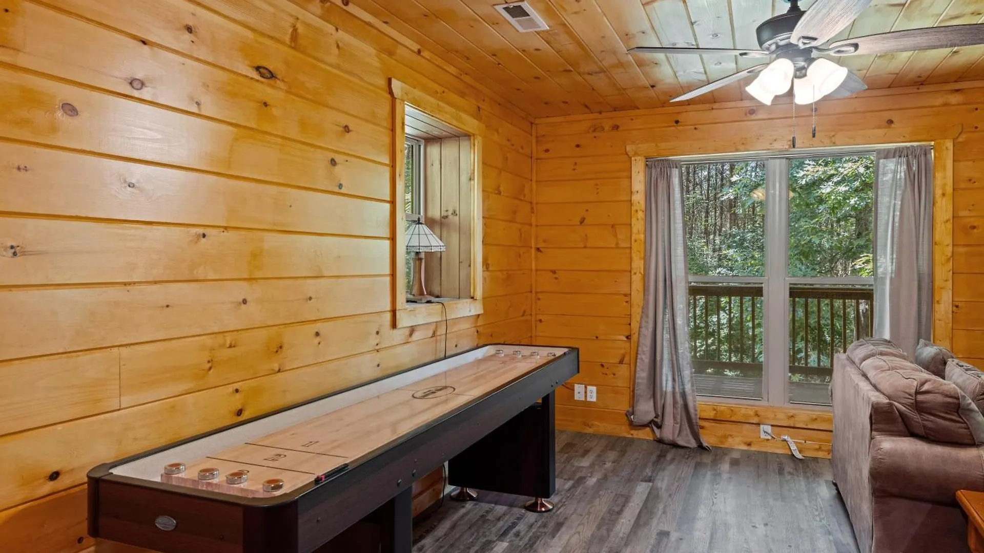 Lucky Charm Is An Inviting 3 Bedroom Retreat Nestled In The Woods Minutes From The Pkwy! Hébergement de vacances