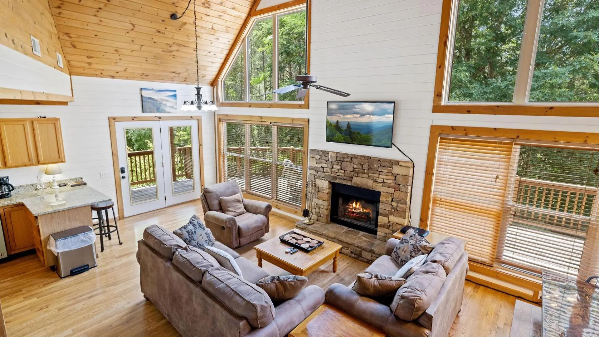 Hébergement de vacances Lucky Charm Is An Inviting 3 Bedroom Retreat Nestled In The Woods Minutes From The Pkwy!