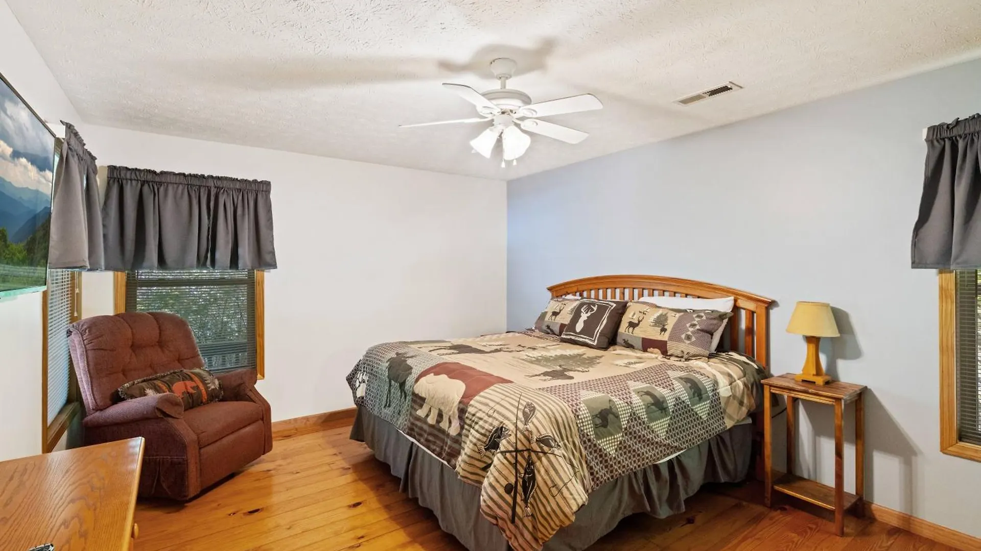 Lucky Charm Is An Inviting 3 Bedroom Retreat Nestled In The Woods Minutes From The Pkwy! * Pigeon Forge