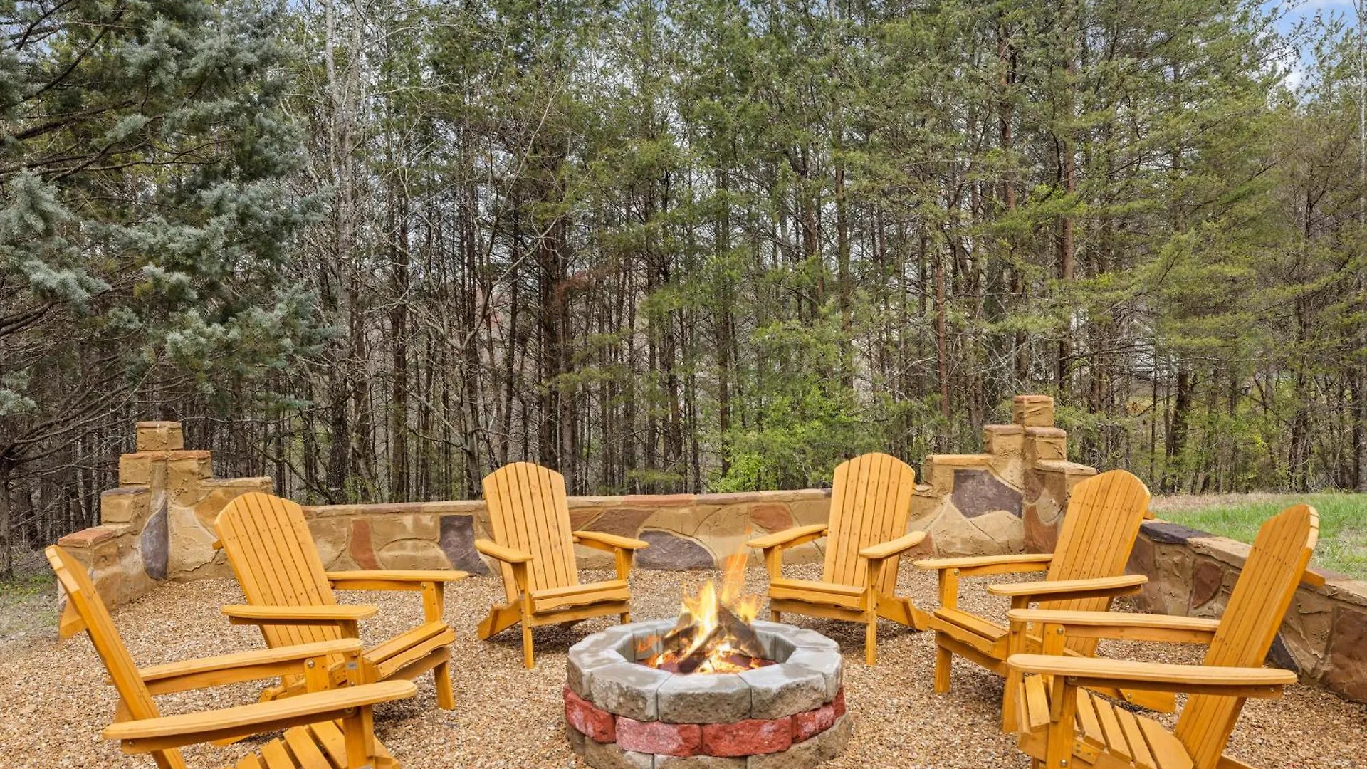 Lucky Charm Is An Inviting 3 Bedroom Retreat Nestled In The Woods Minutes From The Pkwy! Pigeon Forge