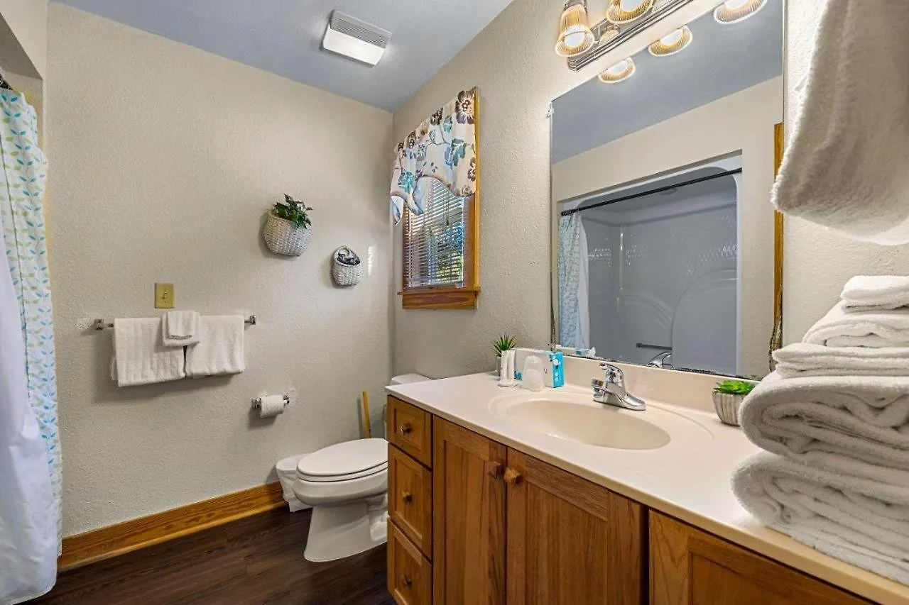 Apartment Poplar Point Unit 12a By Eden Crest *