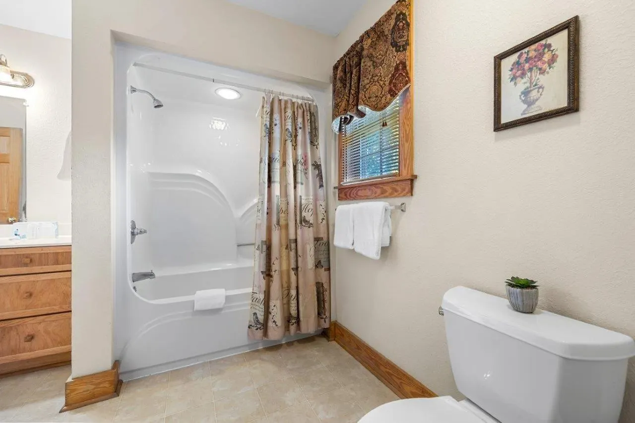 Apartment Poplar Point Unit 12d By Eden Crest
