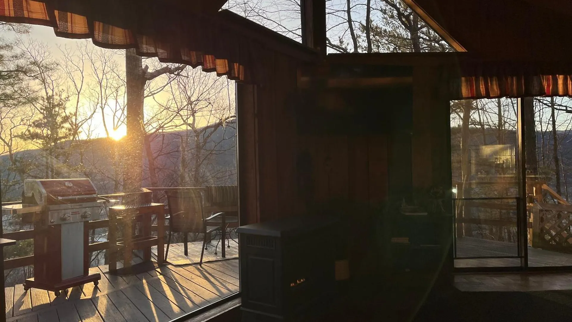 10 Miles Away From The Heart Of It All! * Pigeon Forge