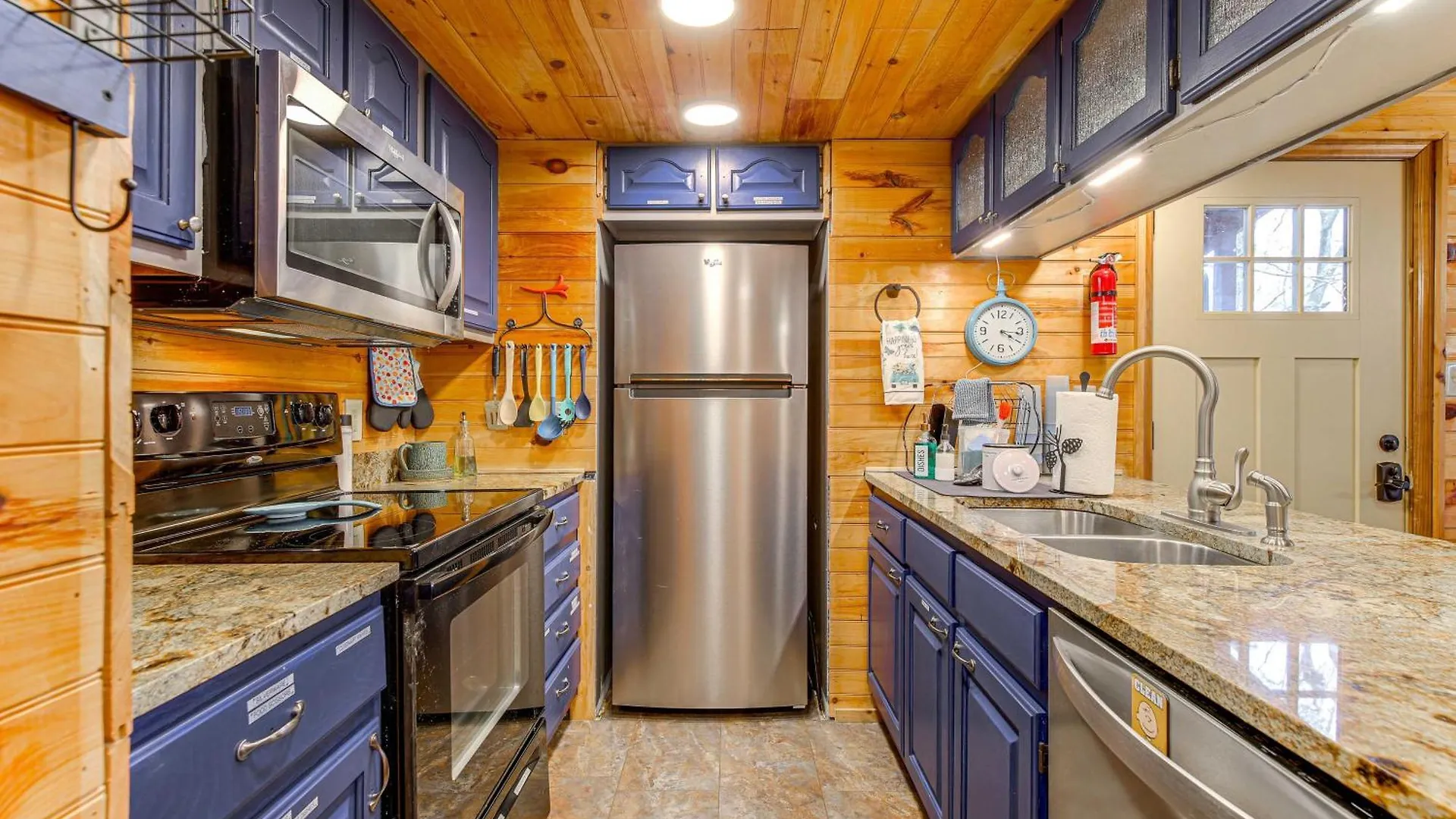 Easy-access With Hot Tub! *