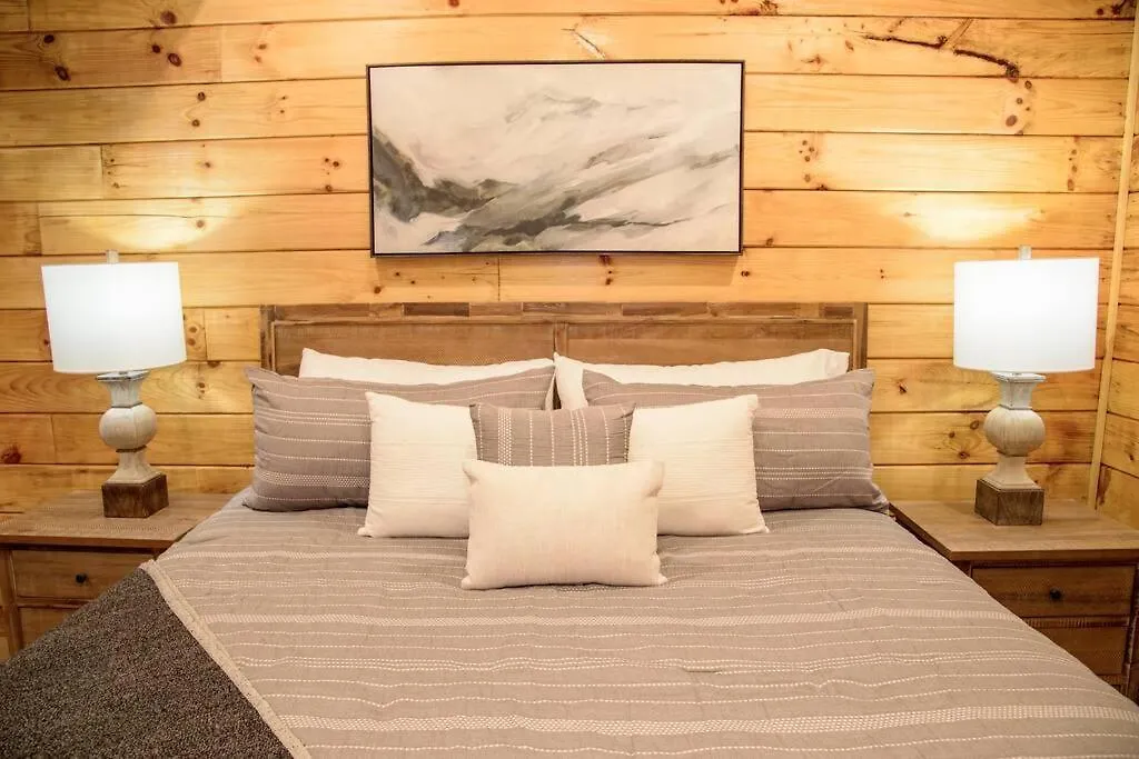 Spacious 2800 Sq Ft-cozy Wood Cabin-new Build *