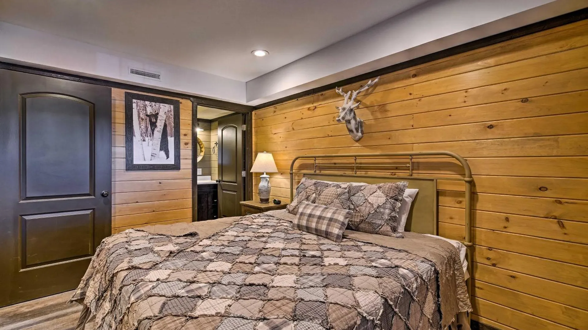 Rebel Retreat By Eden Crest Chalet *