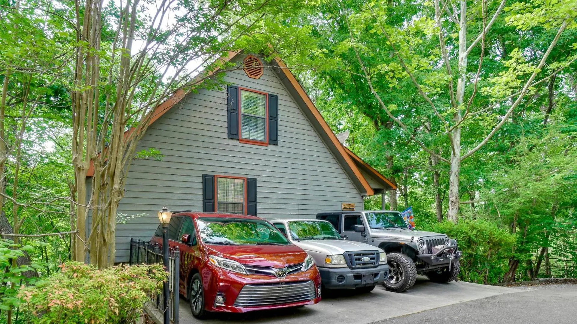Smoky Mountain With Deck And Hot Tub! * Pigeon Forge