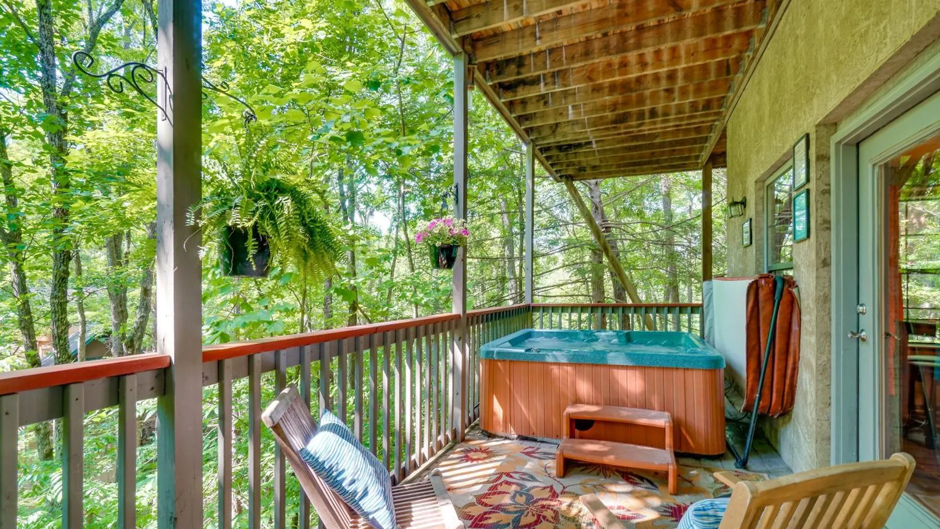 Smoky Mountain With Deck And Hot Tub! Holiday home Pigeon Forge