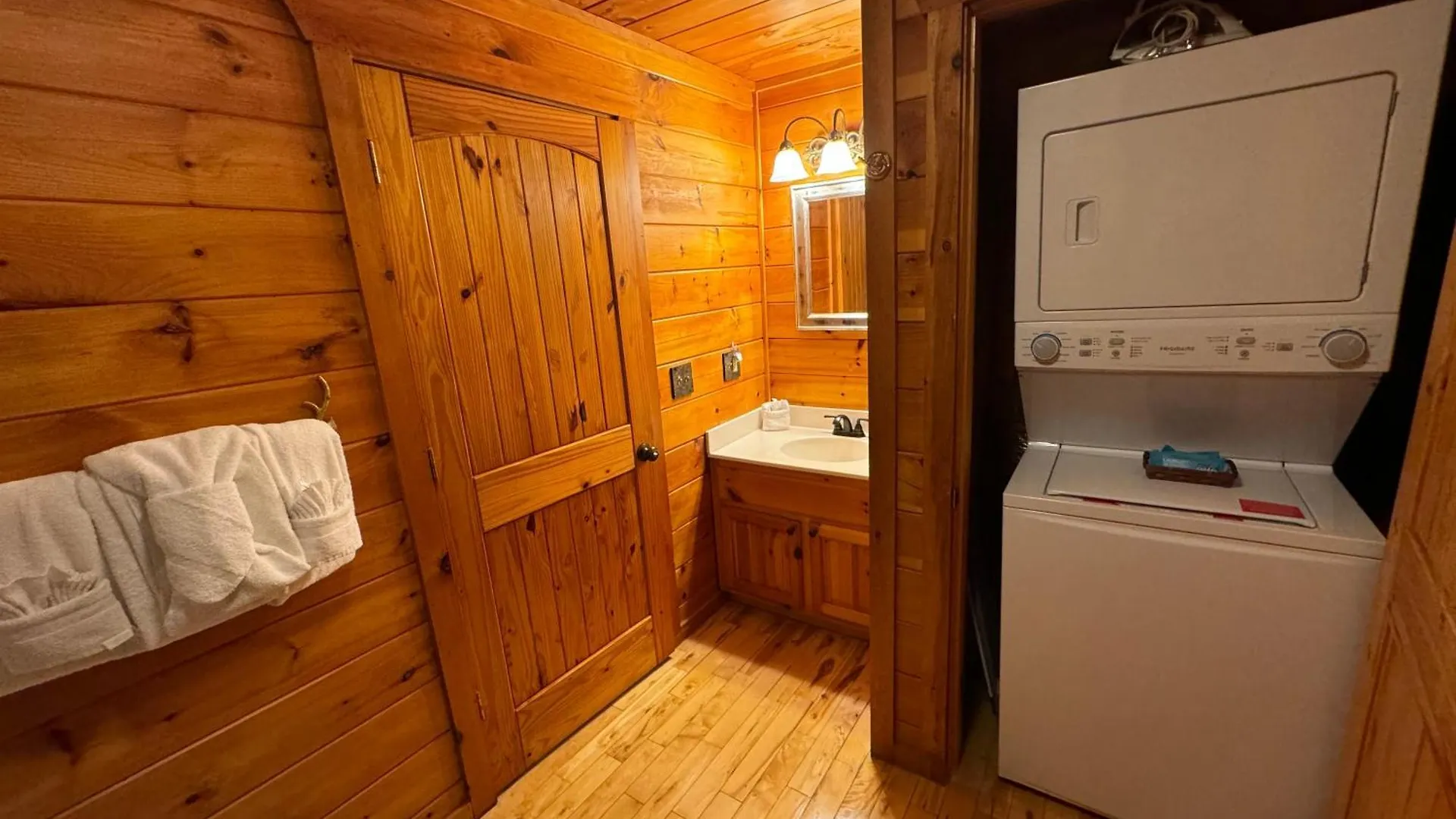 Smoky Paws - Exceptional Cabin, Stunning Mountain Views, Hot Tub, Tranquil, Gigabit Internet, Free L2 Ev Domek alpejski Pigeon Forge
