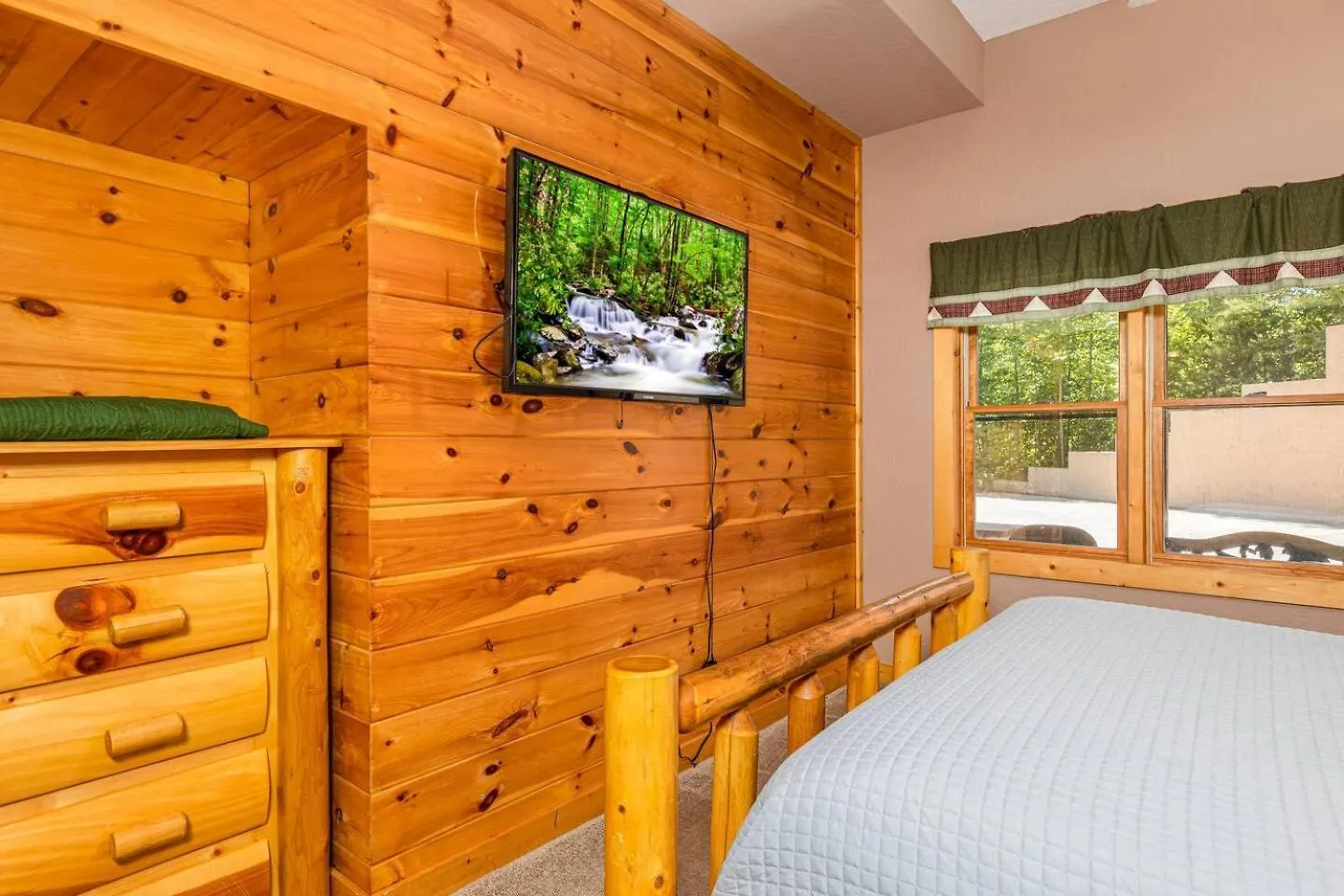 Dog Friendly Secluded Whot-tub & Sleeps 12 Pigeon Forge