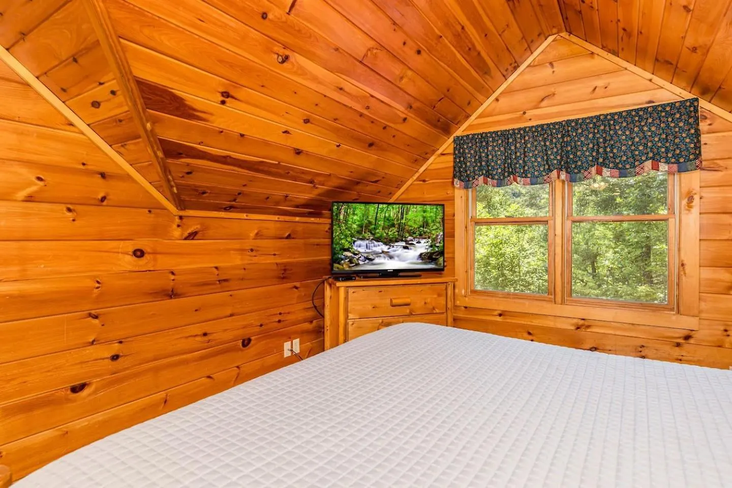 Dog Friendly Secluded Whot-tub & Sleeps 12