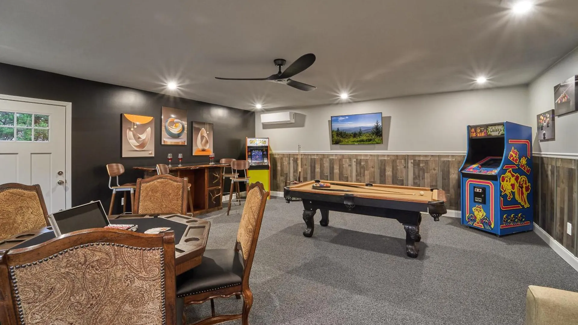 Entertainment Galore! Luxurious Property, Spectacular & Peaceful Setting, Great Location, Close To Major Attractions!! Pigeon Forge