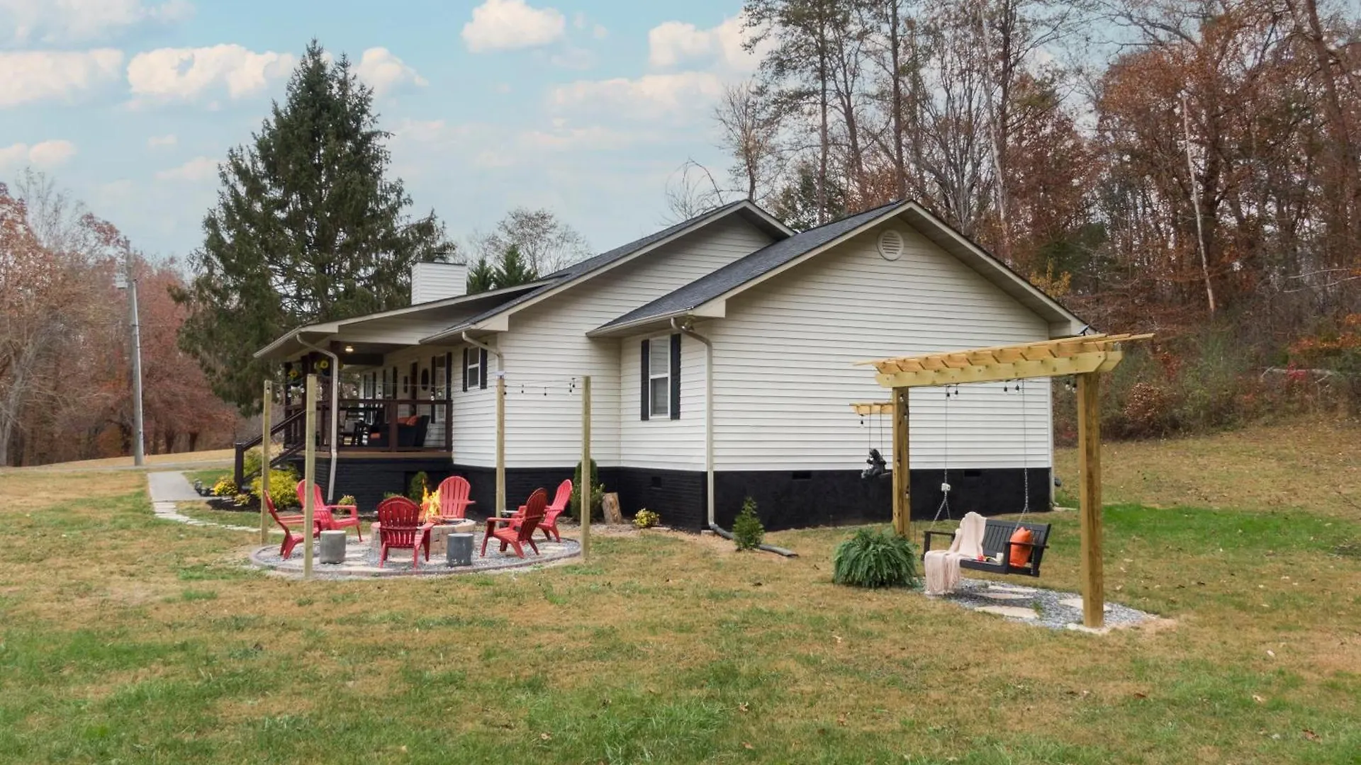 Holiday home Entertainment Galore! Luxurious Property, Spectacular & Peaceful Setting, Great Location, Close To Major Attractions!!