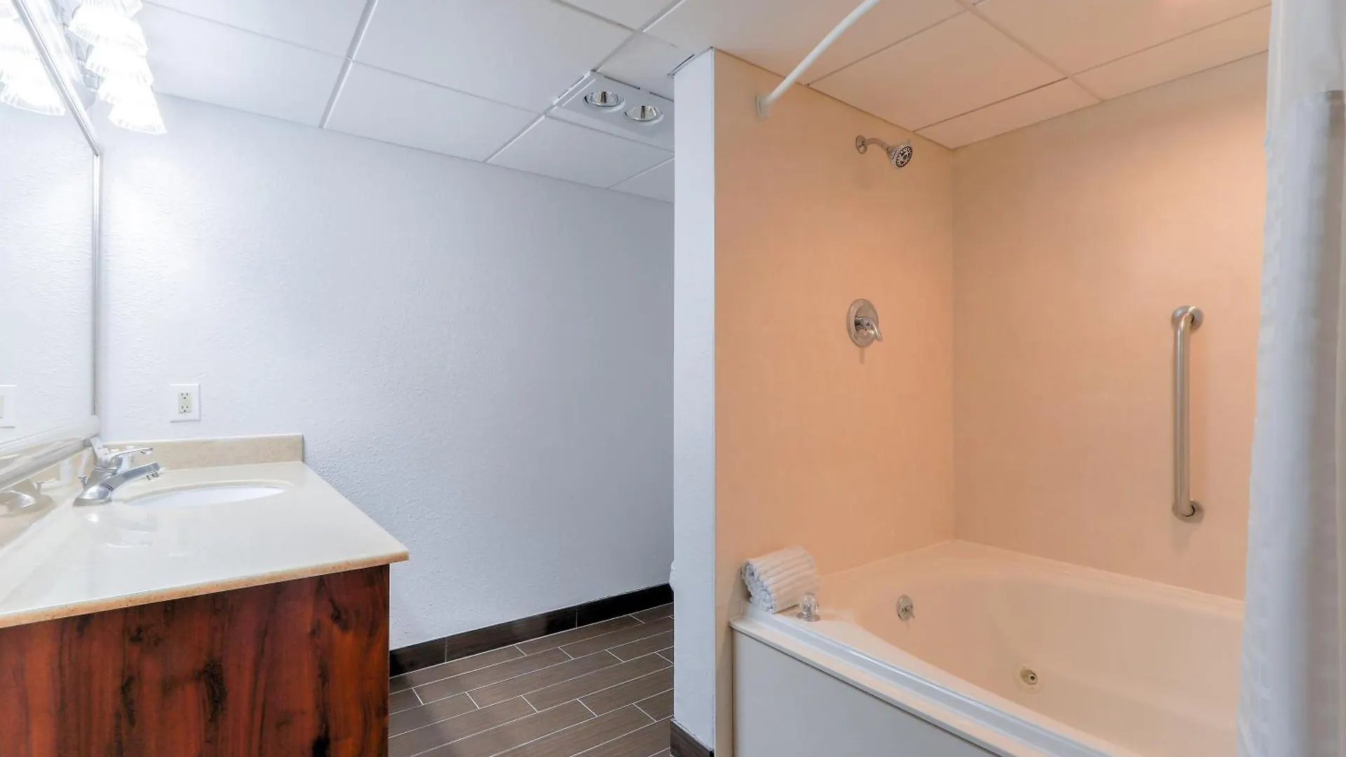 Comfort & At Dollywood Lane 2*