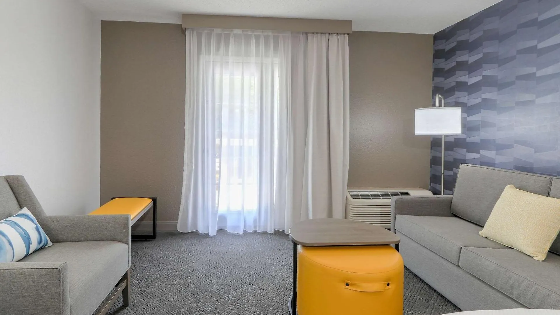 Comfort & At Dollywood Lane Hotel