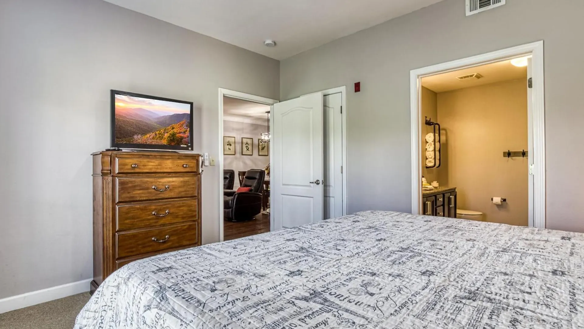 Luxurious Renovated, Pool, Basketball, Playground * Pigeon Forge