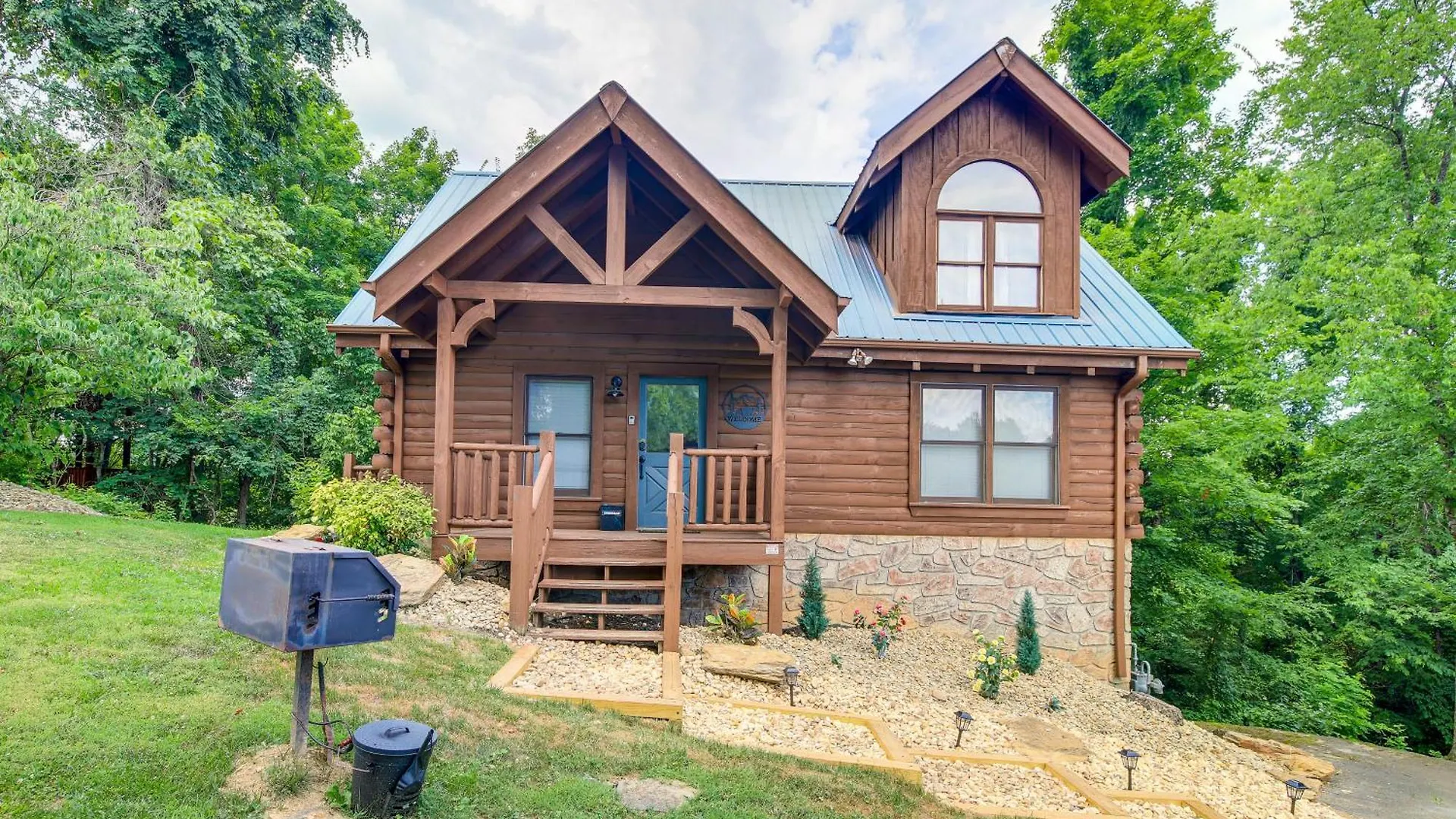 Premier Location And Hot Tub *