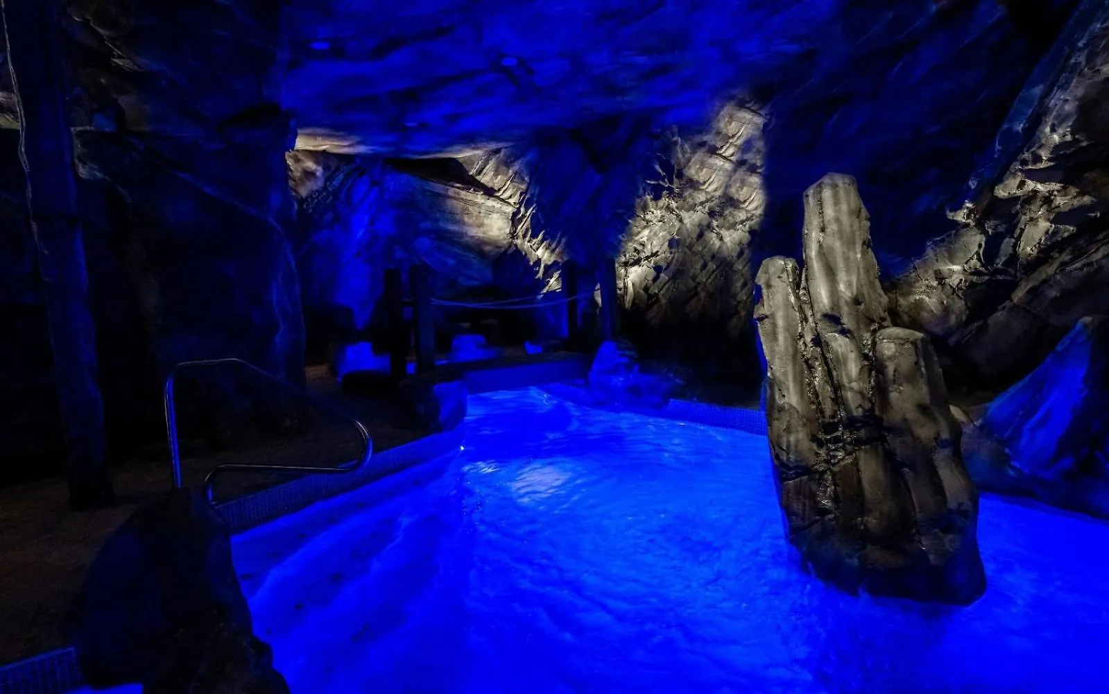 Cavern Cascades * Pigeon Forge