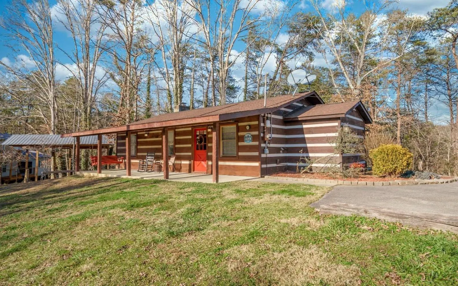 Wooded Bliss Hot Tub Single Level With No Steps Rocking Chairs And Wooded Views Pigeon Forge