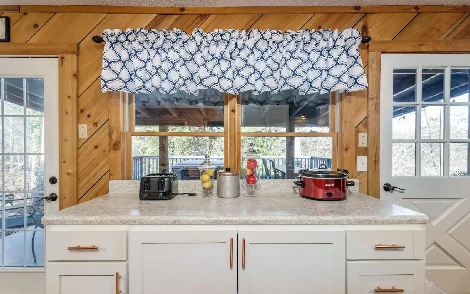 Wooded Bliss Hot Tub Single Level With No Steps Rocking Chairs And Wooded Views *