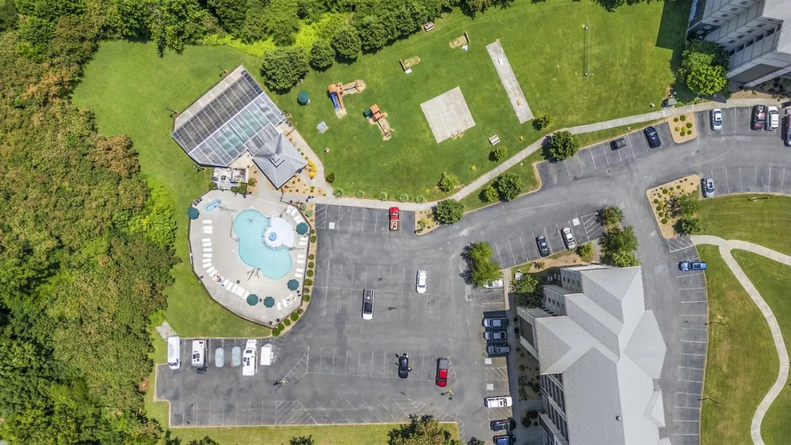 Smoky Mountain View Condo- Indoor Outdoor Pool, Walking Path, Playground, Basketball Apartment