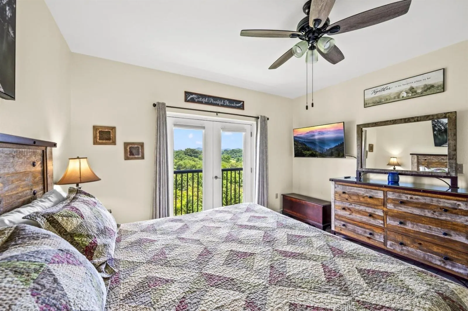 Apartment Smoky Mountain View Condo- Indoor Outdoor Pool, Walking Path, Playground, Basketball Pigeon Forge