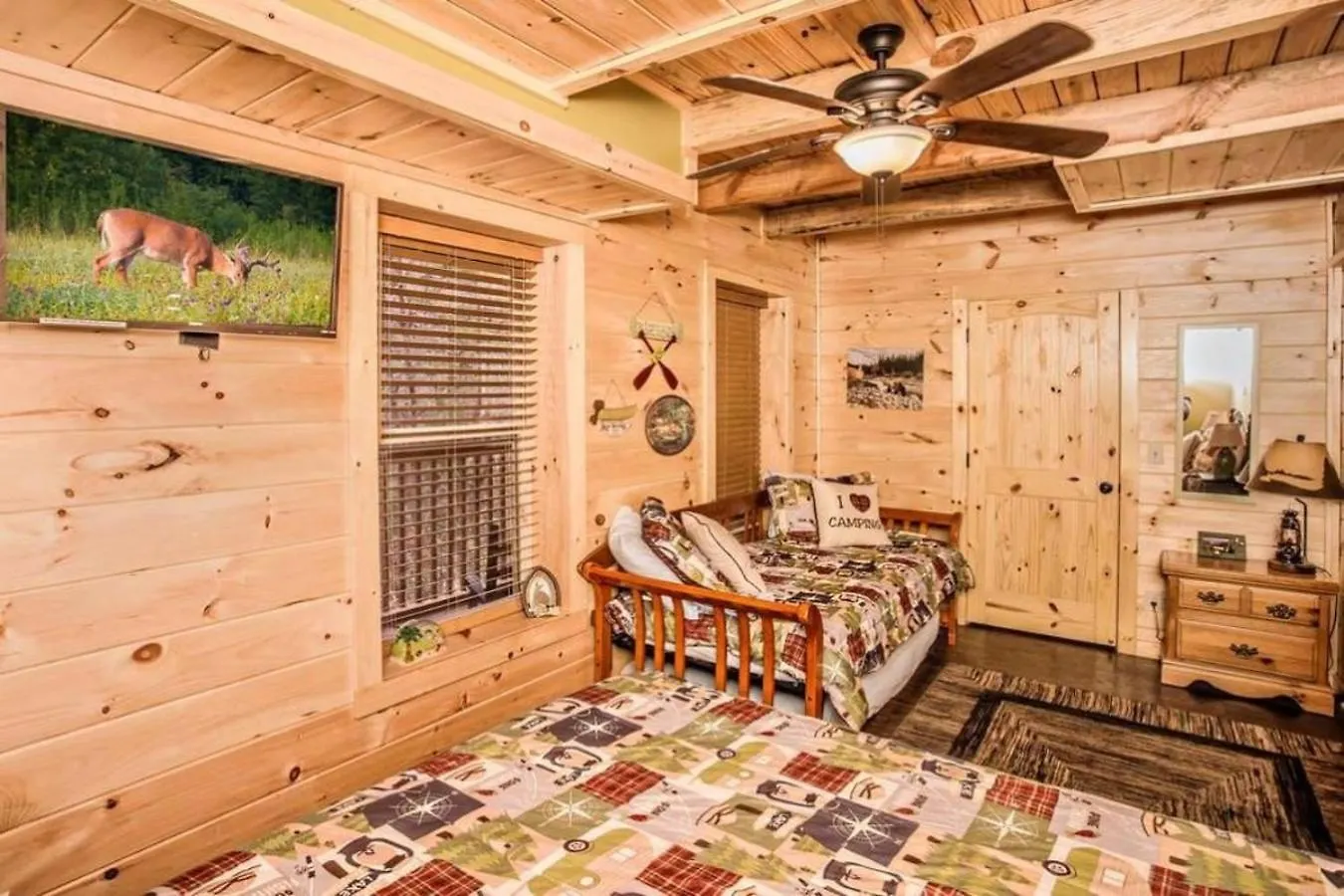 Steps From Pf 3br Escape Theater & Hot Tub Holiday home *