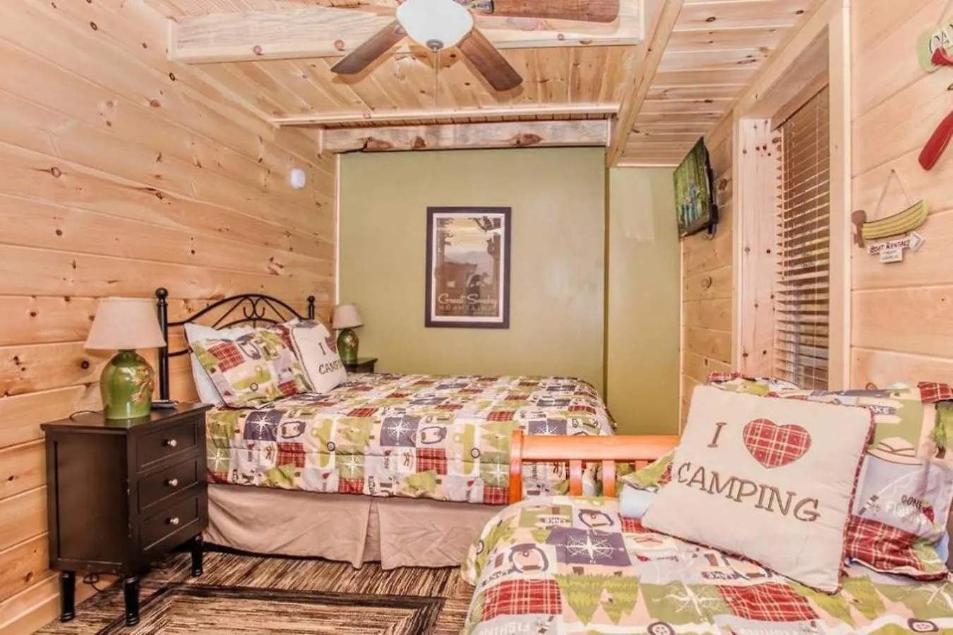 Steps From Pf 3br Escape Theater & Hot Tub Holiday home