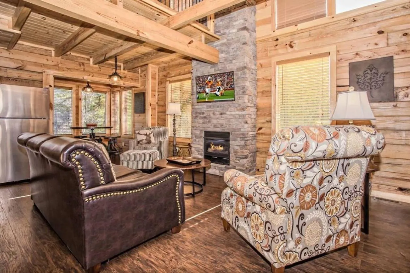 Steps From Pf 3br Escape Theater & Hot Tub Holiday home *