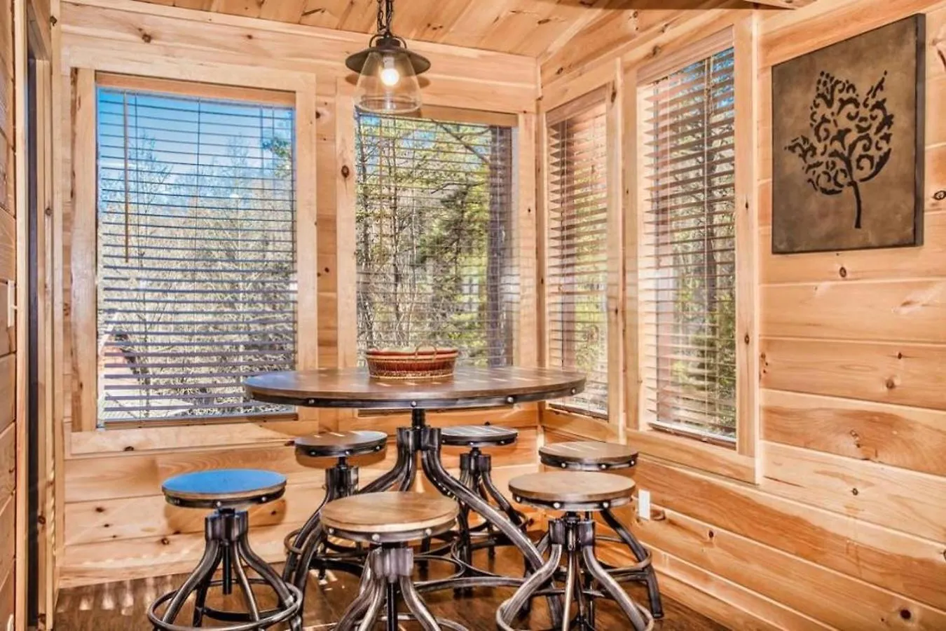 Steps From Pf 3br Escape Theater & Hot Tub Pigeon Forge