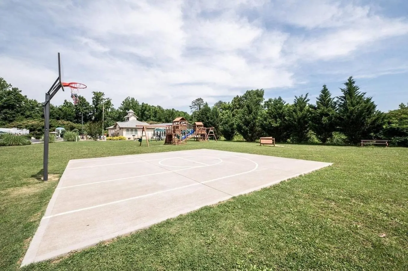 Luxurious Renovated, Pool, Basketball, Playground Pigeon Forge