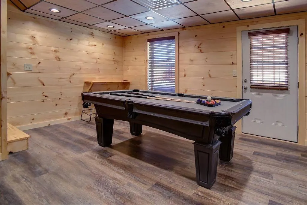 New Build-5bd-hottub-wifi-theater-pool Tble-roku Holiday home Pigeon Forge