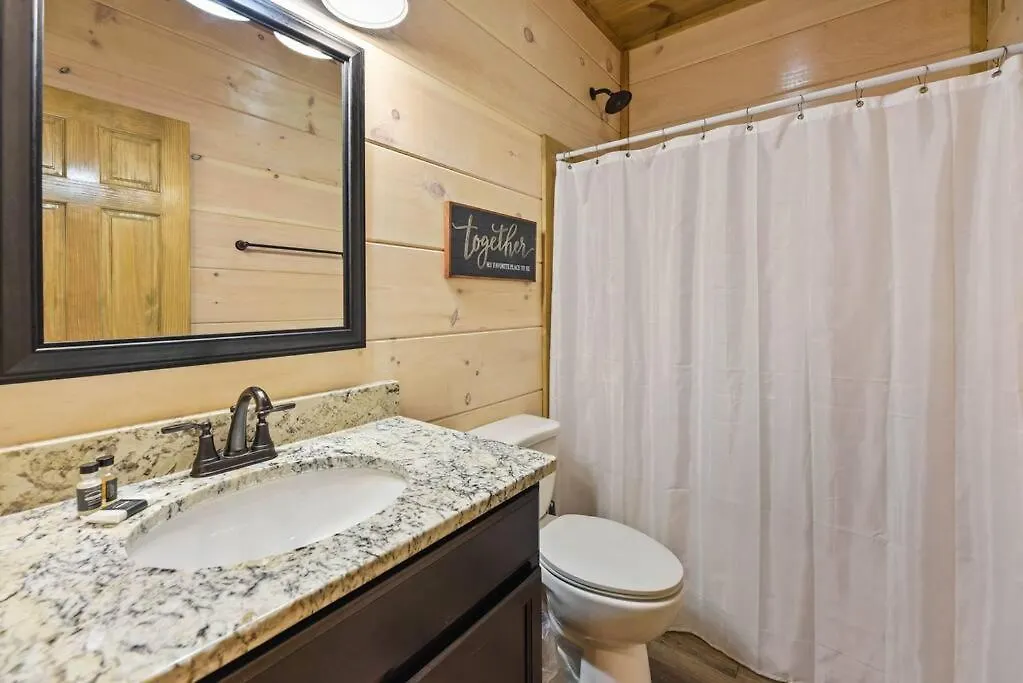 Holiday home 4bd-2bh-pool Community-hottub-parking-wifi