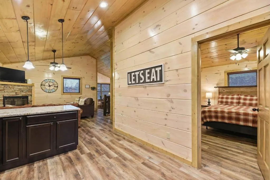 Holiday home 4bd-2bh-pool Community-hottub-parking-wifi