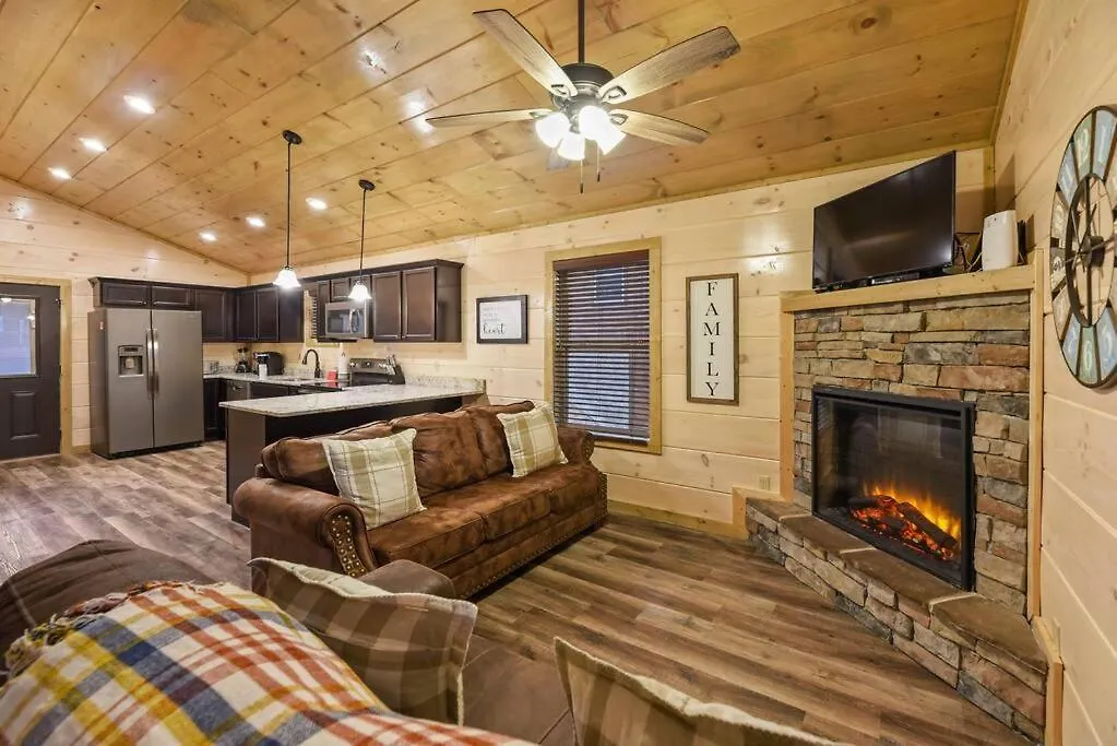 Holiday home 4bd-2bh-pool Community-hottub-parking-wifi *