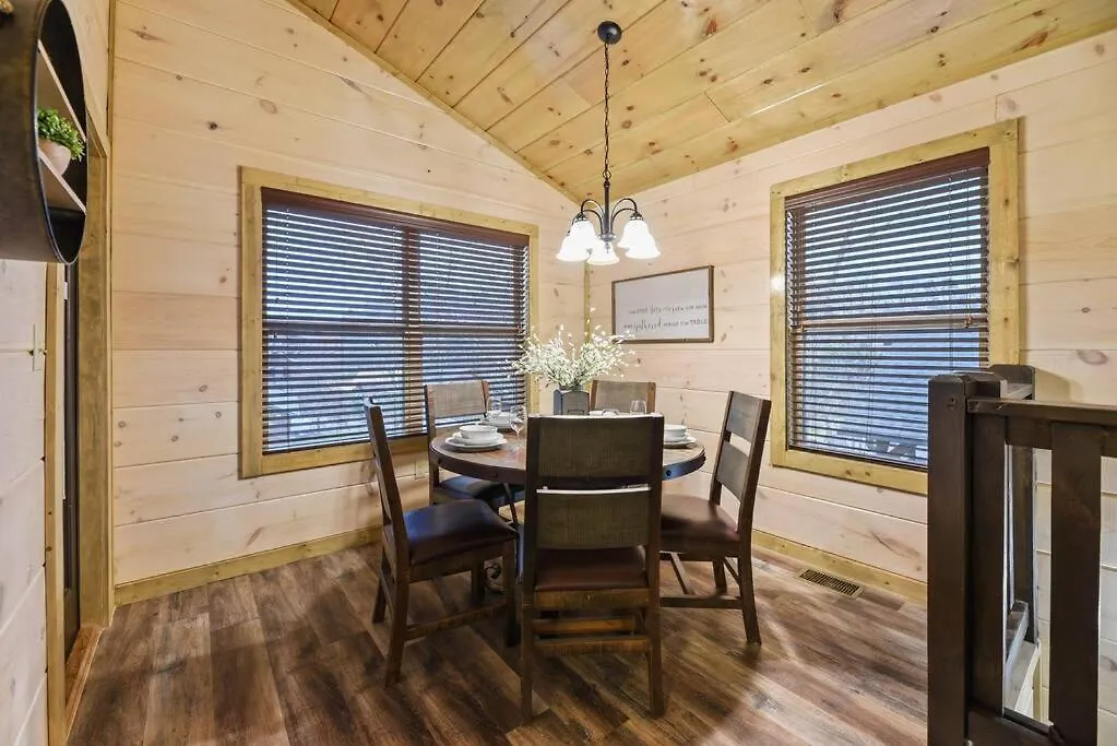 Holiday home 4bd-2bh-pool Community-hottub-parking-wifi *