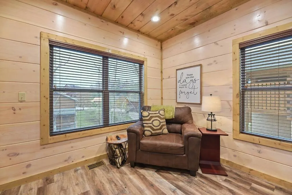 Holiday home 4bd-2bh-pool Community-hottub-parking-wifi