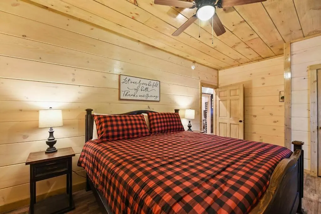 Holiday home 4bd-2bh-pool Community-hottub-parking-wifi *