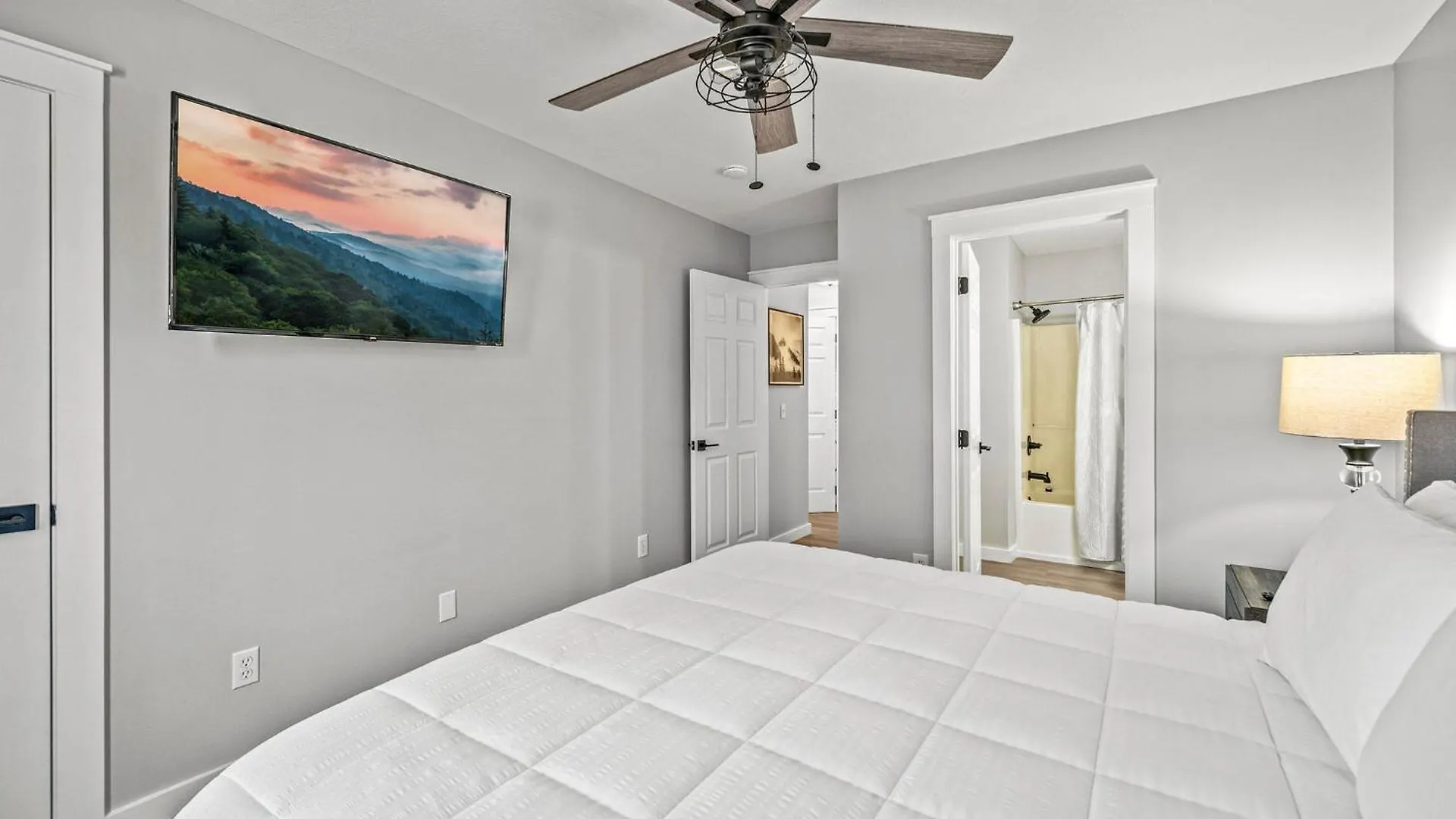 Izzys Getaway A Cozy Retreat In With Hot Tub Game And River Access Pigeon Forge