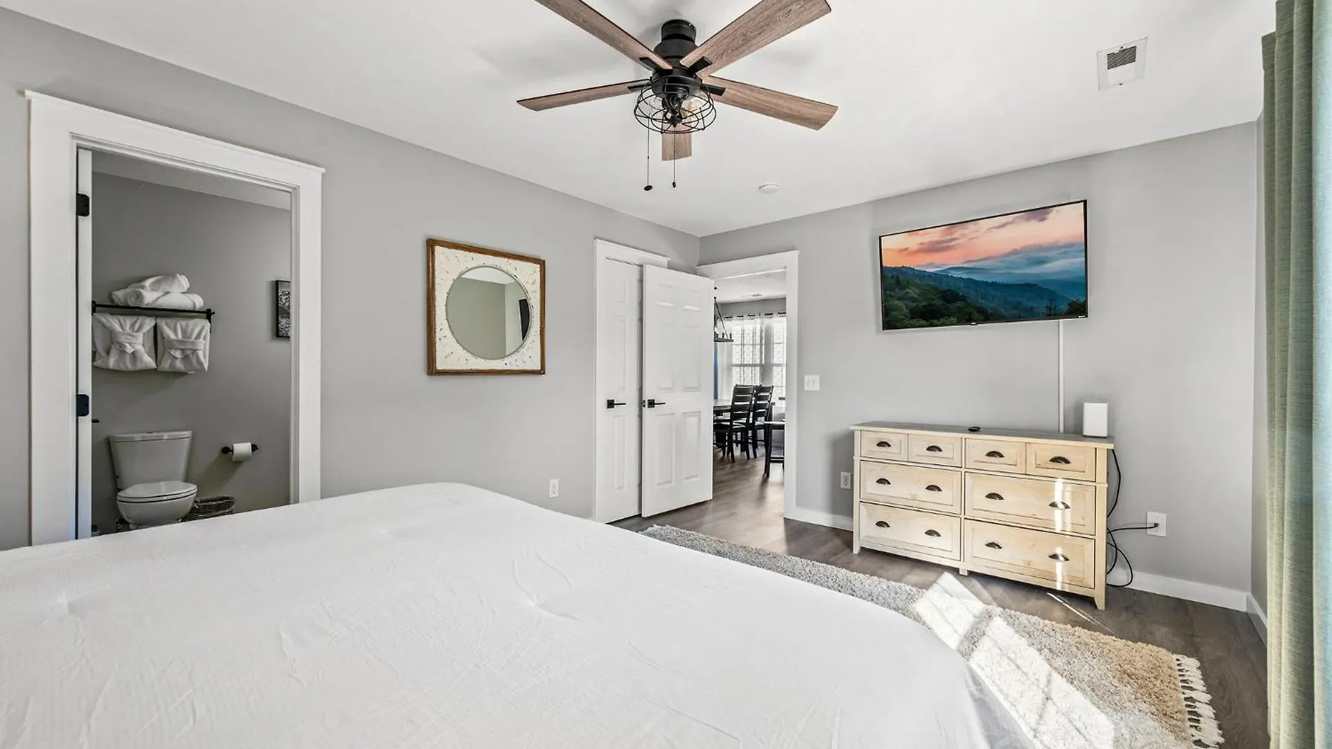 Izzys Getaway A Cozy Retreat In With Hot Tub Game And River Access Holiday home Pigeon Forge